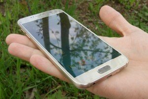 Экран Samsung Galaxy S6 Duos на солнце
