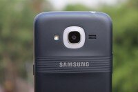 Смартфон Samsung Galaxy J2 2016 на фотографии